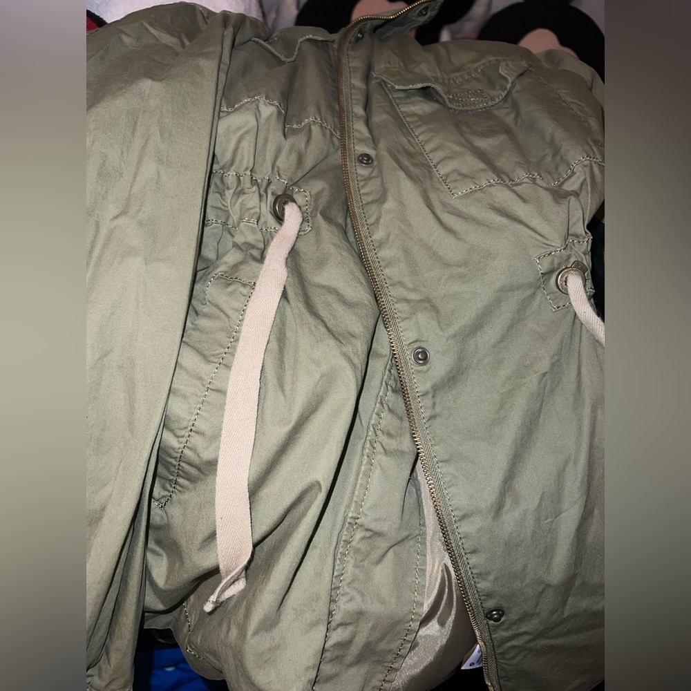 Universal thread green light weight jacket